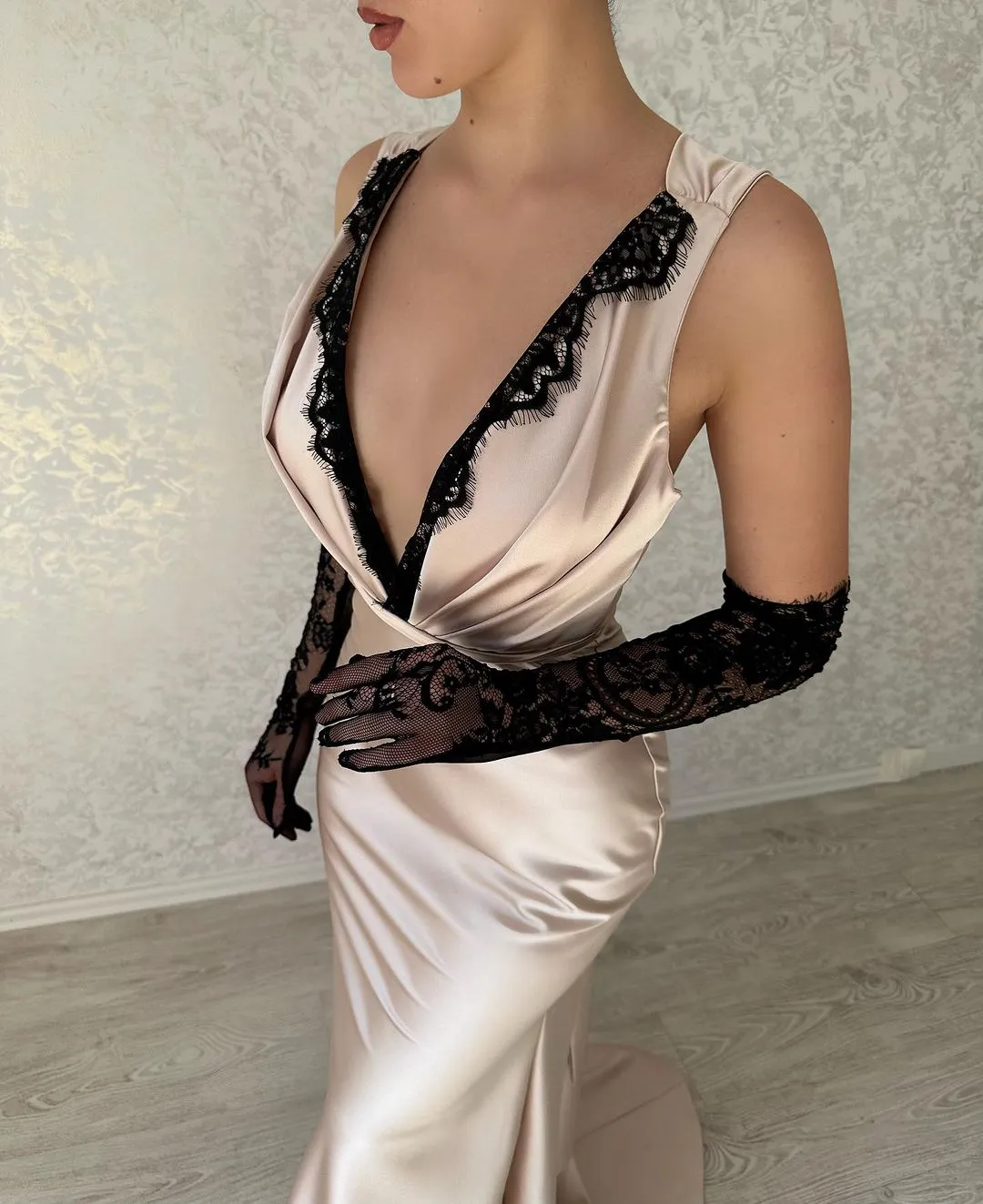 Mermaid V-Neck Sleeveless Stain Pron Dress with Lace